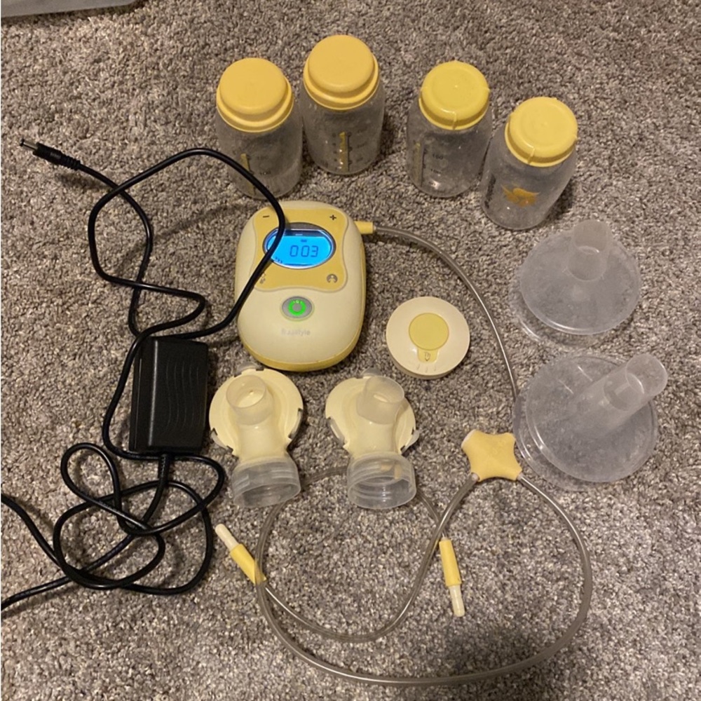 SOLD Medela Freestyle Pump & Accessories